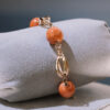 Pulsera de oro montada con bolas de coral
