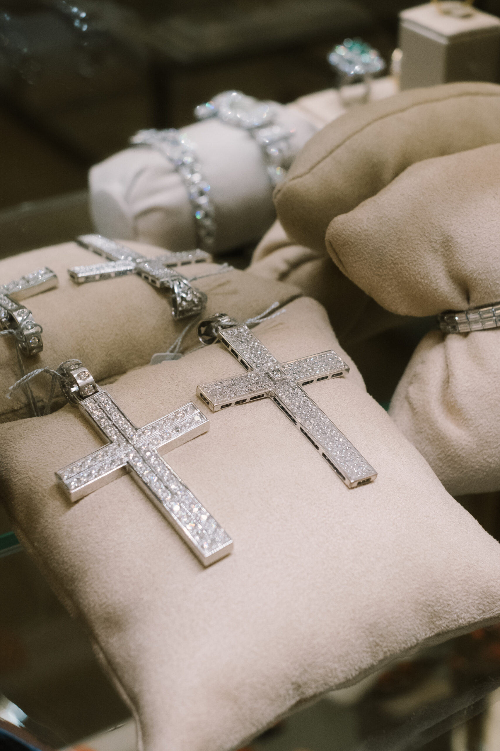 Cruces de diamantes en el escaparate de una joyería en Sevilla, especialistas en la venta de joyas antiguas.