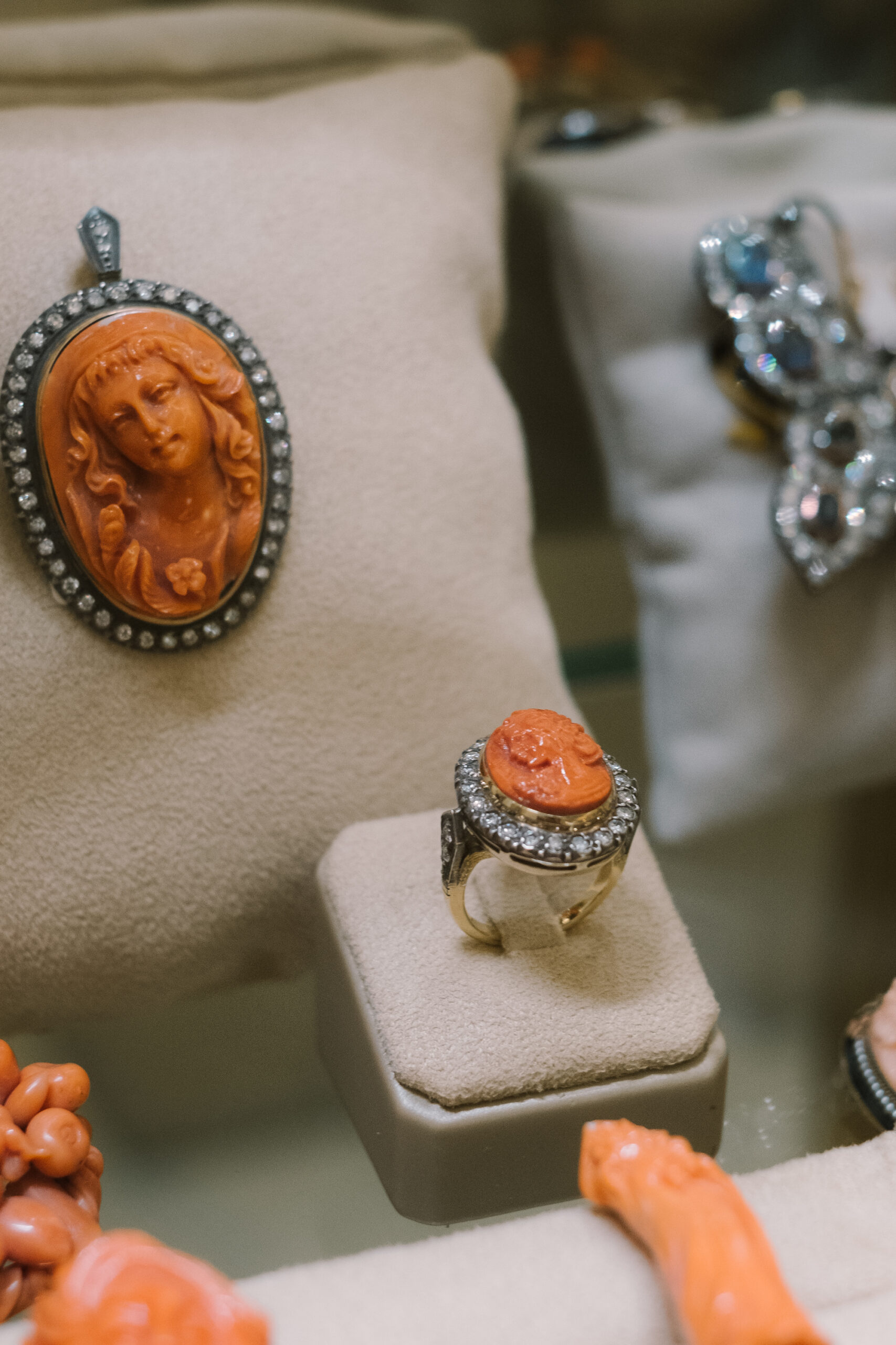 Joya antigua con camafeo de coral y diamantes en el escaparate de una joyería en Sevilla, especialistas en la venta de joyería antigua.