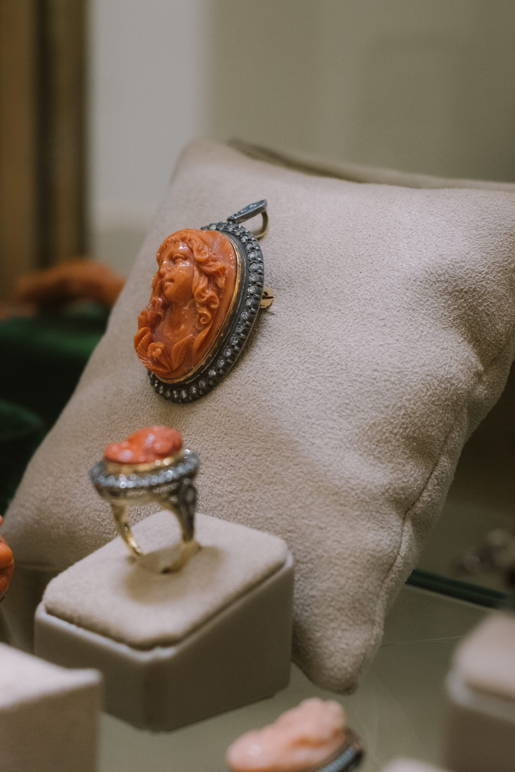 Joya antigua broche con camafeo de coral en el escaparate de una joyería en Sevilla, especialistas en la venta de joyería antigua.