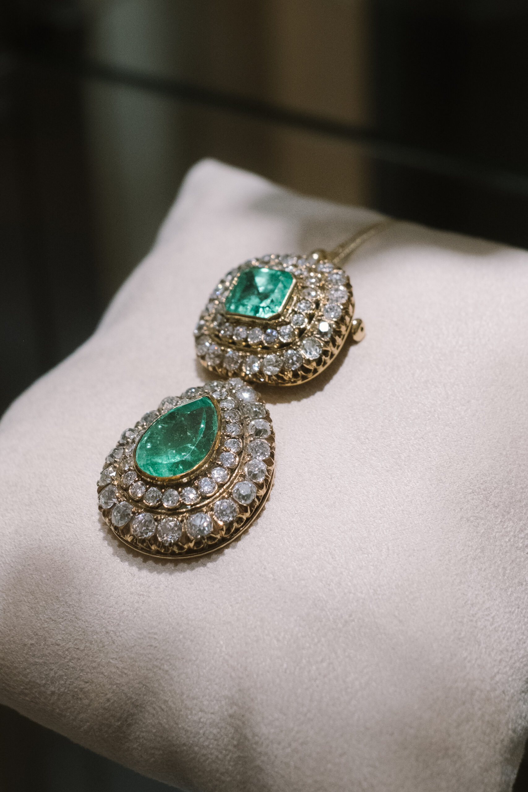 Joya antigua de oro, esmeraldas y diamantes en el escaparate de una joyería en Sevilla, especialistas en la venta de joyas antiguas.