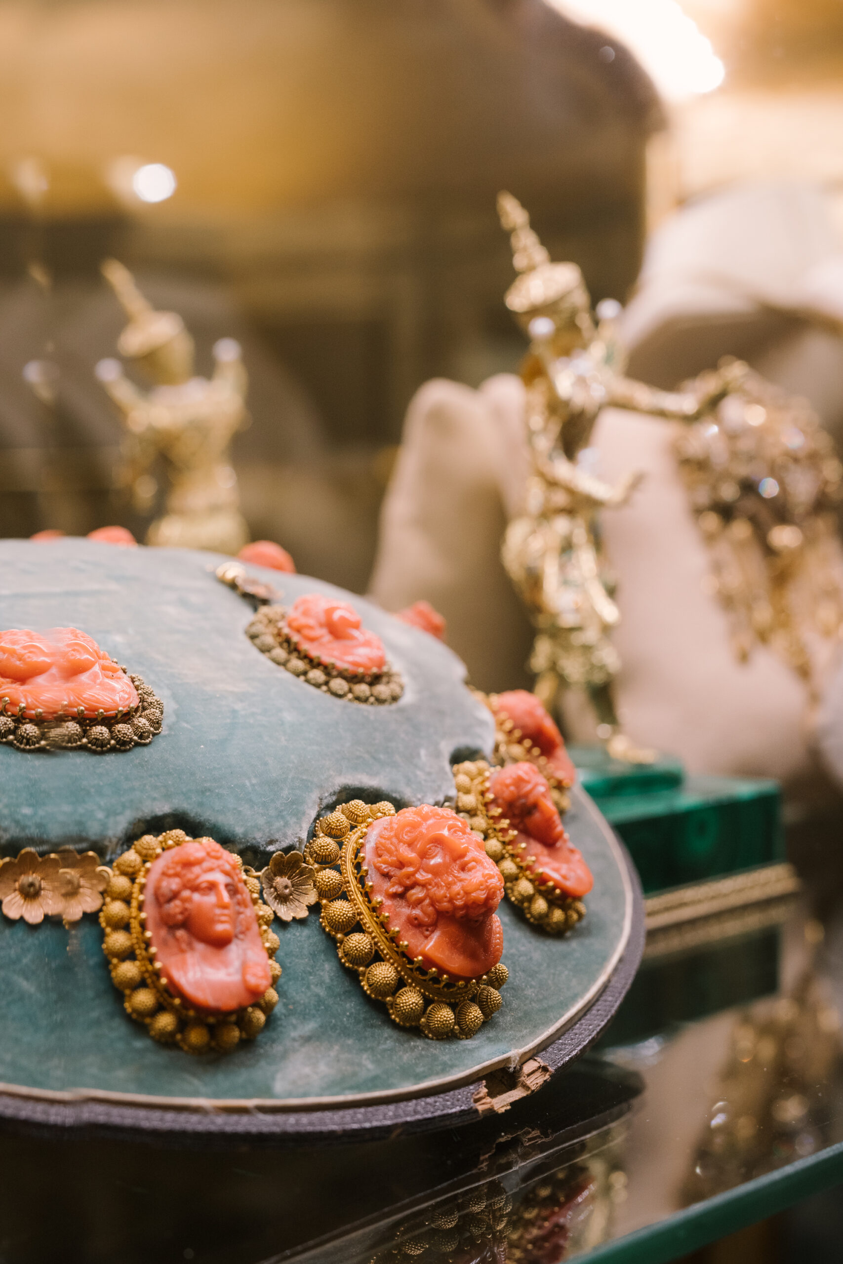 Joya antigua de gargantilla con camafeo de coral en el escaparate de una joyería en Sevilla.