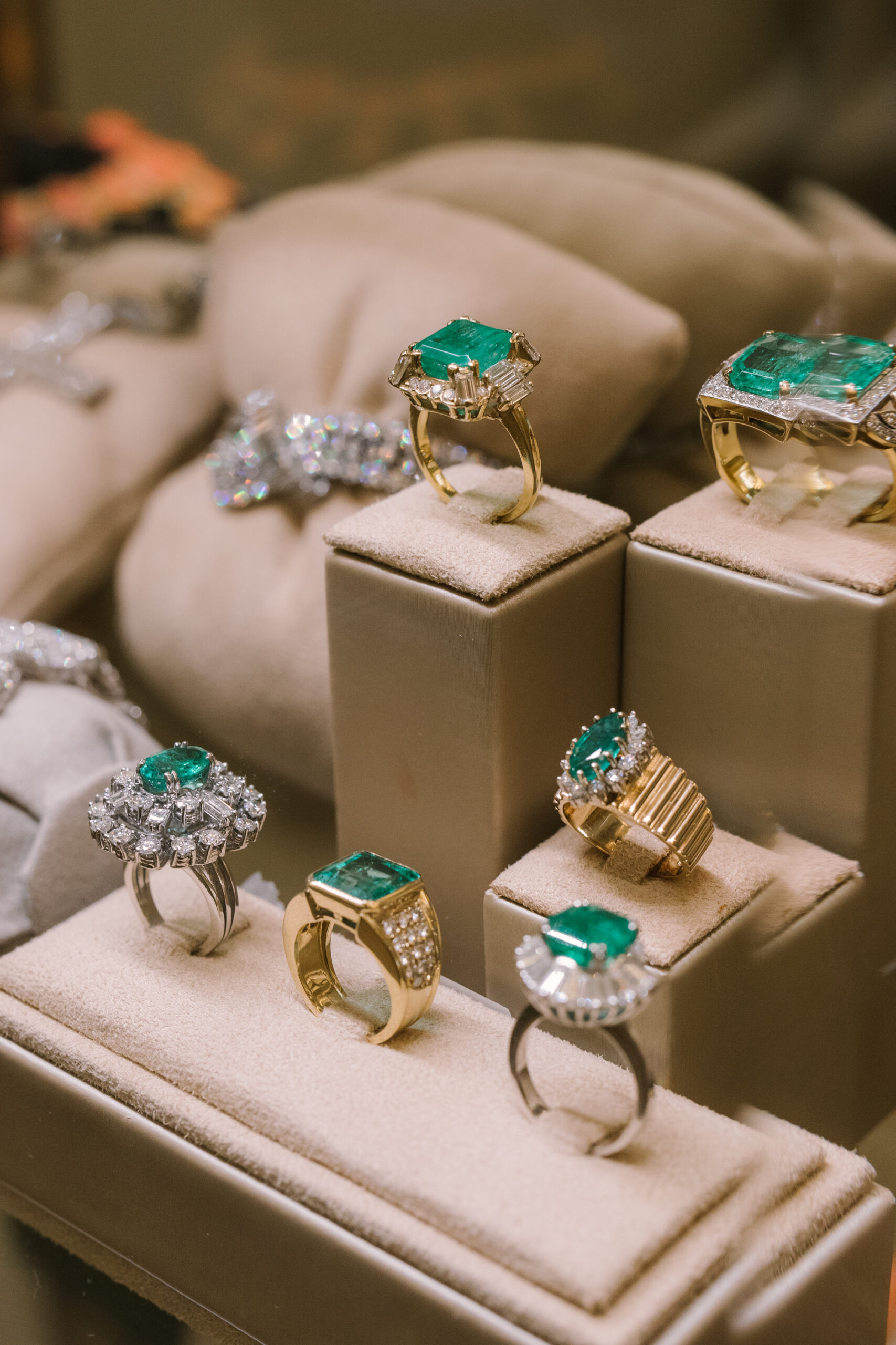 Sortijas o anillos de diamantes y esmeraldas en el escaparate de una joyería en Sevilla.